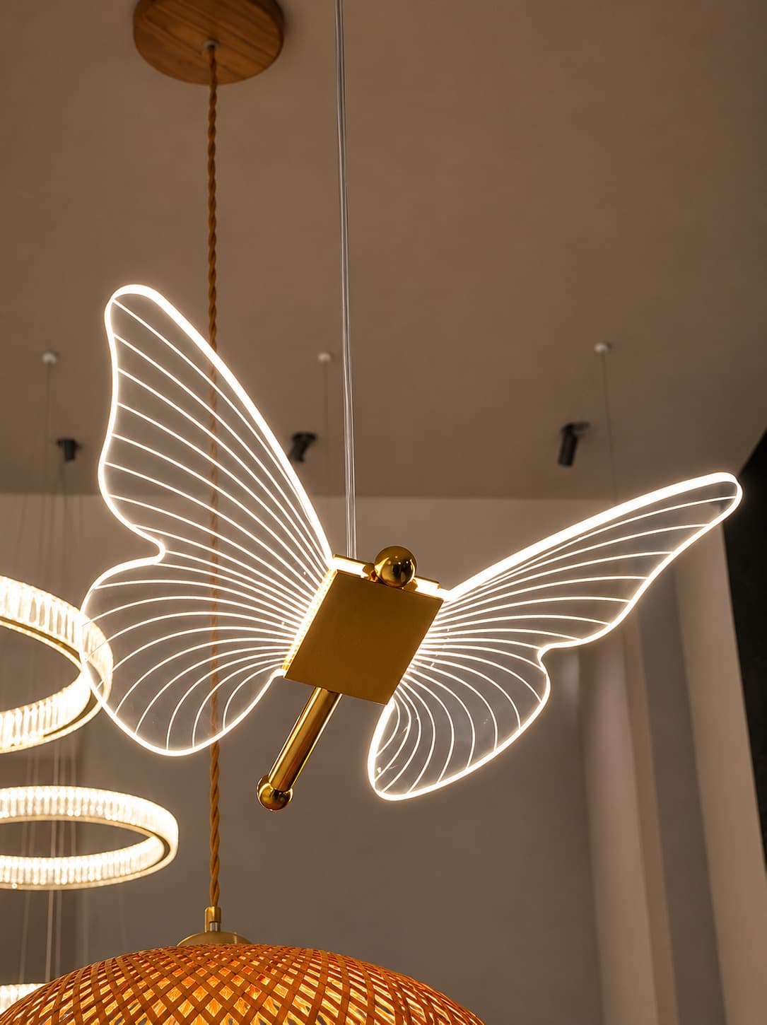 Pendente Borboleta LED 3 em 1 6W Dourado em Acrílico – Luz Quente, Neutra e Fria | AXU