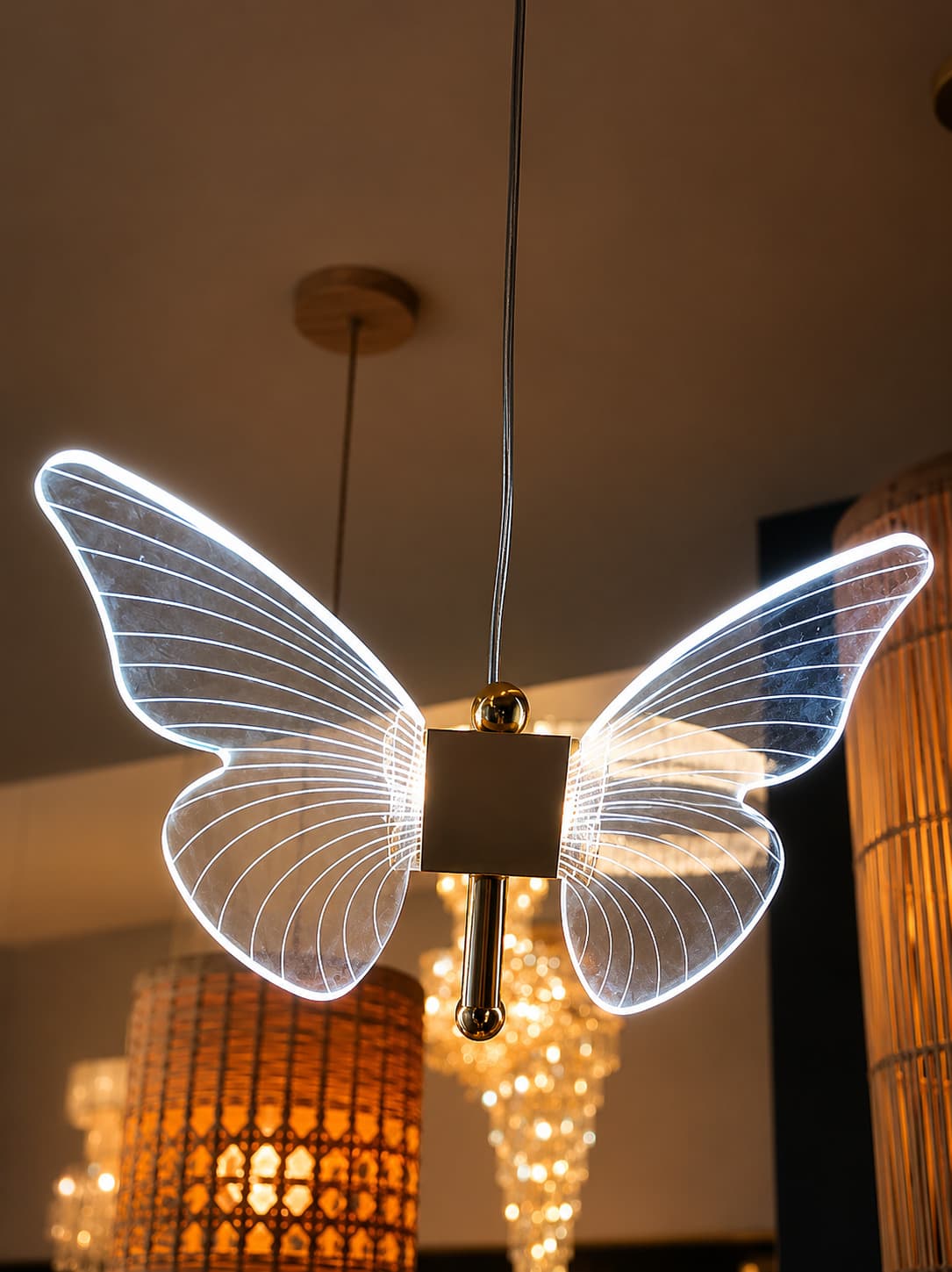 Pendente Borboleta LED 3 em 1 6W Dourado em Acrílico – Luz Quente, Neutra e Fria | AXU