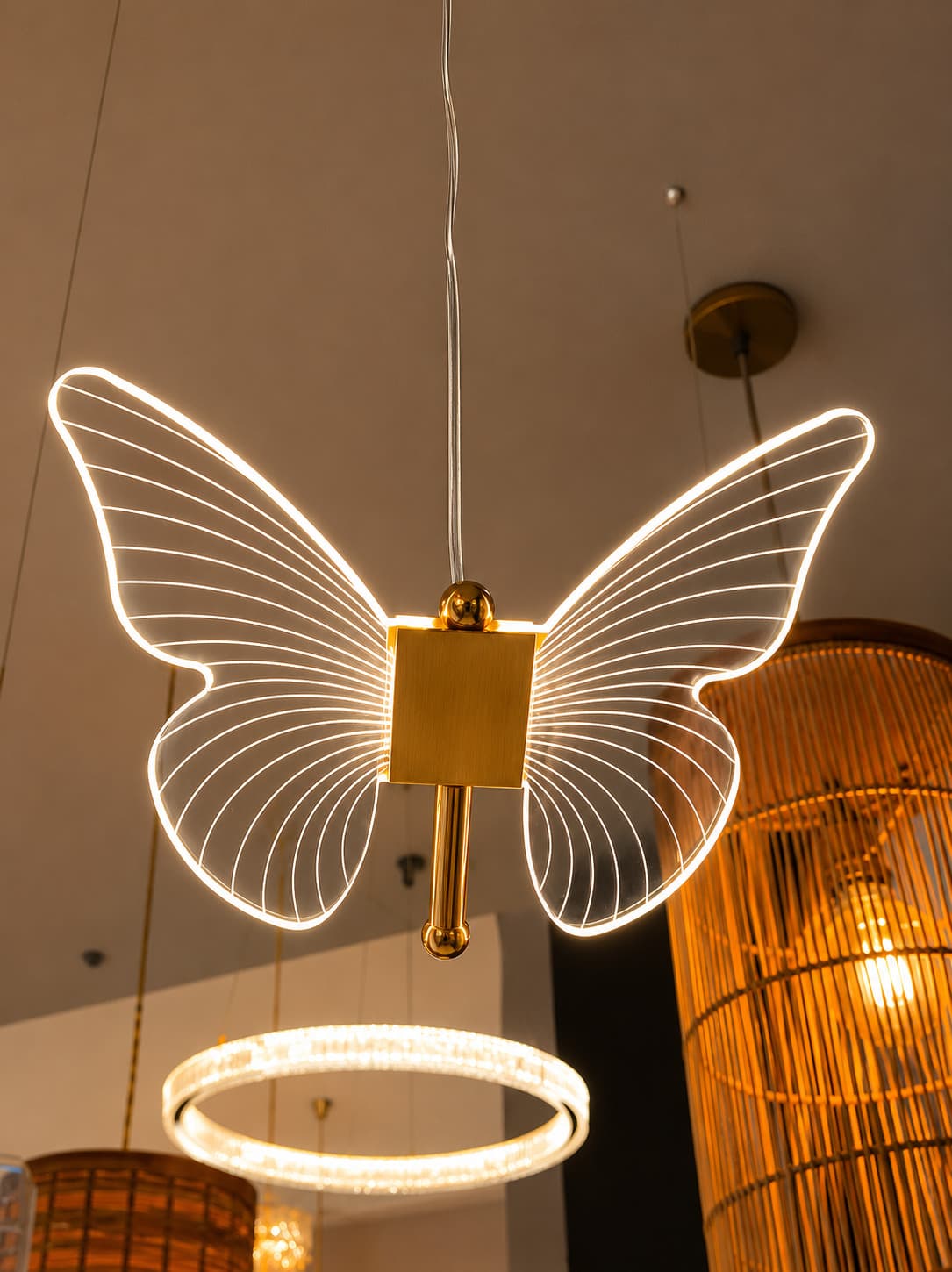 Pendente Borboleta LED 3 em 1 6W Dourado em Acrílico – Luz Quente, Neutra e Fria | AXU