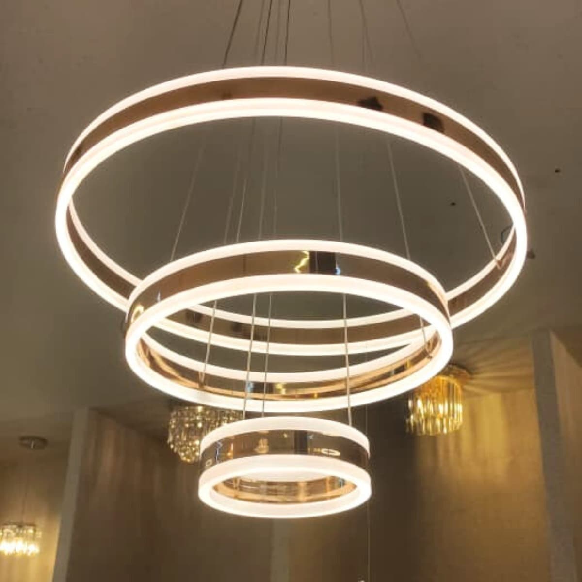 Lustre Pendente Anel Triplo LED 3000K Dourado Moderno